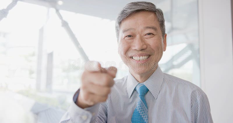 Oude zakenman die u richten stock afbeelding Oude zakenman die u richten stock afbeelding