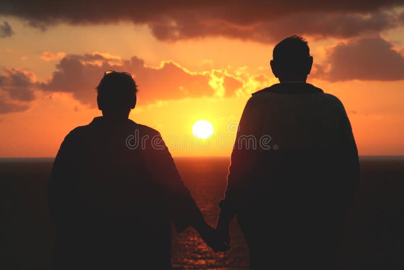 Ouder hoger paar dat op de zonsondergang let royalty-vrije stock afbeelding Ouder hoger paar dat op de zonsondergang let royalty-vrije stock afbeelding