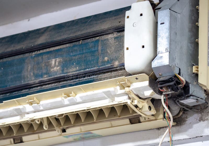 Oudere airconditioner in de was Na lange tijd het handhaven van het niet Stoffige binnenlands en de delen is roestig accumulating stock foto Oudere airconditioner in de was Na lange tijd het handhaven van het niet Stoffige binnenlands en de delen is roestig accumulating stock foto