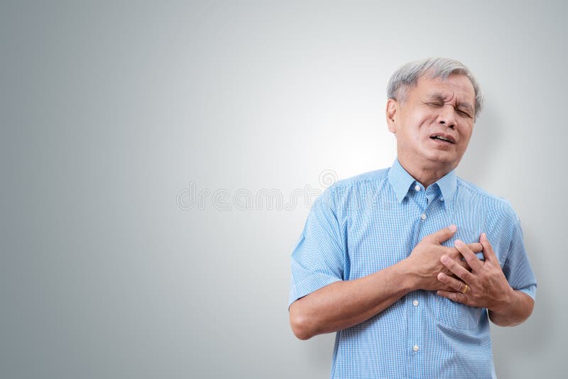 Oudere Aziatische mens die en de oorzaak van de borstpijn van hartaanval clutching hebben Hartkwaal bij de hogere mens met geïsol