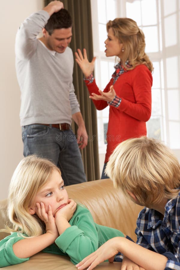 Ouders die Argument hebben thuis royalty-vrije stock afbeeldingen Ouders die Argument hebben thuis royalty-vrije stock afbeeldingen