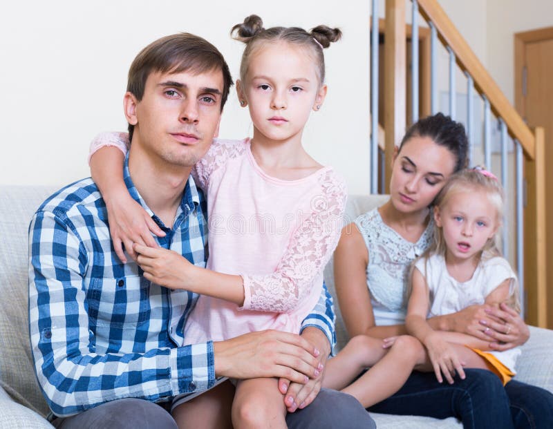 Ouders die door scheiding gaan en over toekomstige jonge geitjes denken royalty-vrije stock foto Ouders die door scheiding gaan en over toekomstige jonge geitjes denken royalty-vrije stock foto