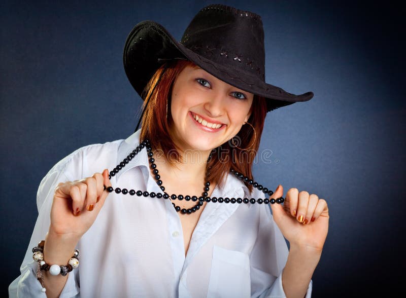 Oung woman in dark cowboy hat