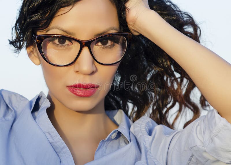 Oung woman wearing eye glasses