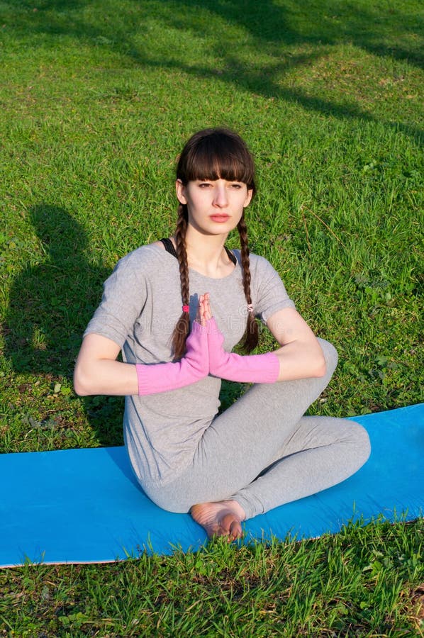 Ourdoors de pratique de yoga de femme image libre de droits Ourdoors de pratique de yoga de femme image libre de droits