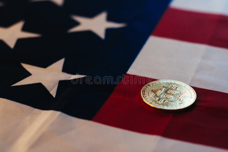 Ouro de Bitcoin e a bandeira do Estados Unidos, foto de stock Ouro de Bitcoin e a bandeira do Estados Unidos, foto de stock