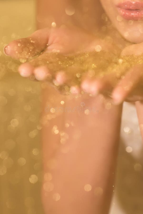 Ouropel ausente de sopro do ouro da noiva feliz de suas mãos fotografia de stock royalty free Ouropel ausente de sopro do ouro da noiva feliz de suas mãos fotografia de stock royalty free