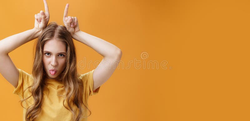 Retrato de menina linda feliz morena mulher bonita em roupas de verão  casual hipster verde sem maquiagem isolada no branco, tirar uma selfie e  mostrando a língua