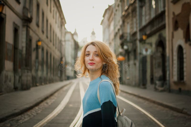 Outdoor-Frauenportrait von erstaunlichen jungen Mädchen Touristen genießen ihre Reise früh am Morgen in einer leeren Stadt in stockbilder Outdoor-Frauenportrait von erstaunlichen jungen Mädchen Touristen genießen ihre Reise früh am Morgen in einer leeren Stadt in stockbilder
