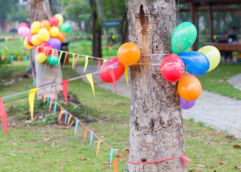 drzewa Outdoor-party-garden-decorated-colorful-balloons-flags-57767682