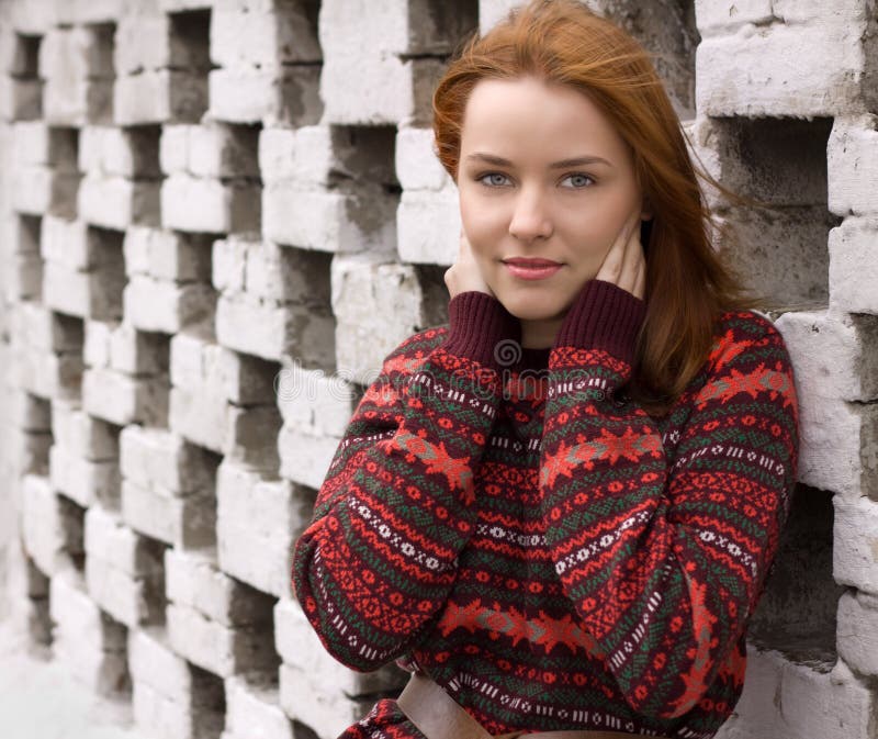 Esterno ritratto bellissimo una donna un maglione.