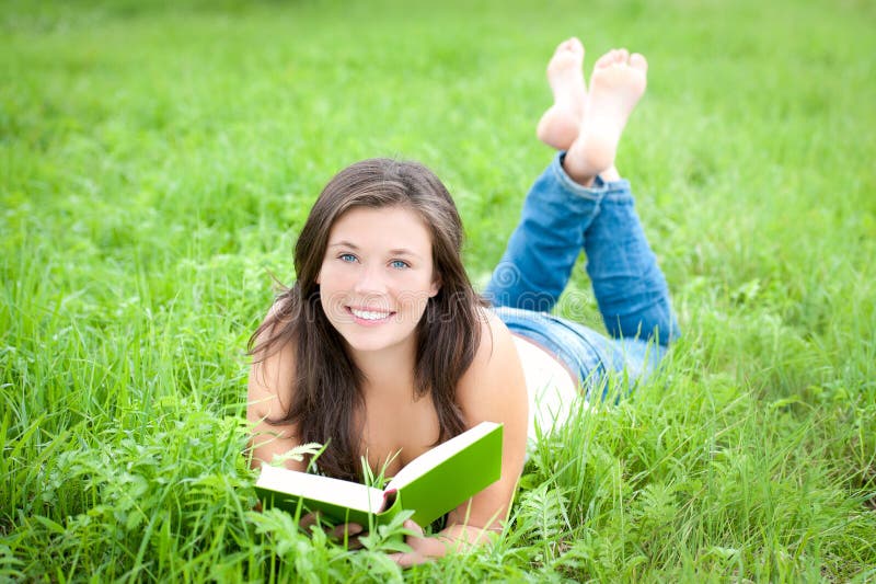 Outdoor portrait of a cute reading teen royalty free stock photo Outdoor portrait of a cute reading teen royalty free stock photo