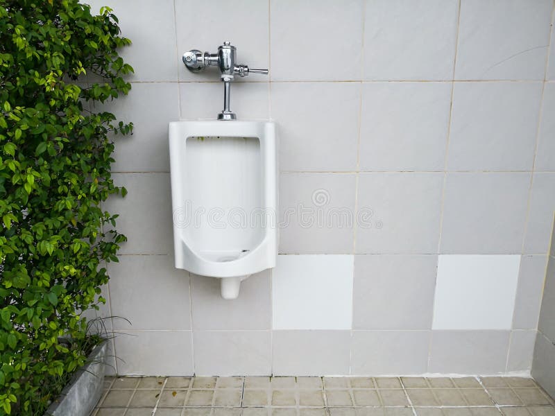Extern weiß urinale öffentlich männer Toilette Grün ein Brief.