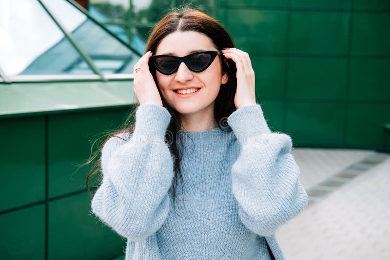 Outdoors portrait of beautiful young brunette girl smiling, close up. Teenager hipster girl with sunglasses wearing trendy outfit royalty free stock photography Outdoors portrait of beautiful young brunette girl smiling, close up. Teenager hipster girl with sunglasses wearing trendy outfit royalty free stock photography