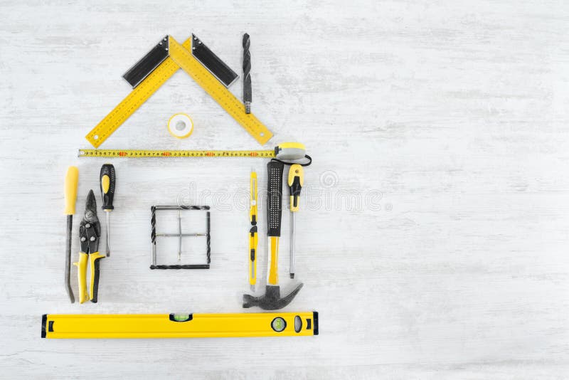Outils dans la forme de la maison. Fond en bois photographie stock