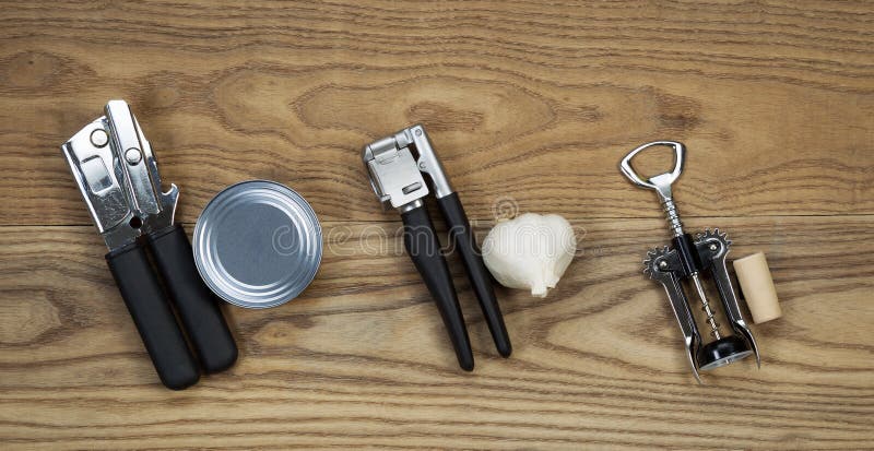 Outils de base de cuisine sur le bois âgé photographie stock Outils de base de cuisine sur le bois âgé photographie stock
