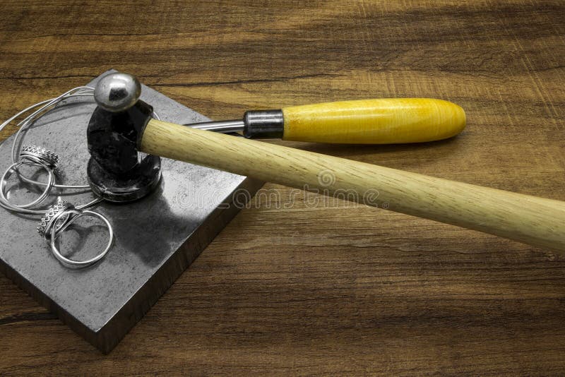 Outils de bijoux et anneaux argentés classiques images stock Outils de bijoux et anneaux argentés classiques images stock