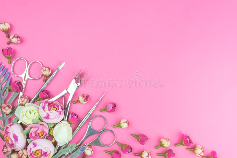 Outils de manucure sur un fond rose d?cor? des fleurs image libre de droits Outils de manucure sur un fond rose d?cor? des fleurs image libre de droits