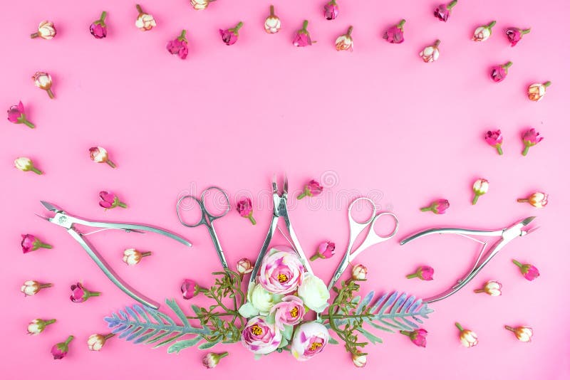 Outils de manucure sur un fond rose d?cor? des fleurs image libre de droits Outils de manucure sur un fond rose d?cor? des fleurs image libre de droits