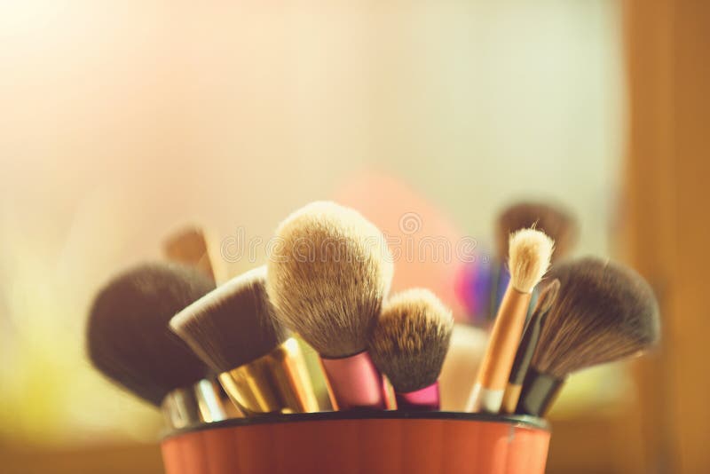 Outils de maquilleur brosse de maquillage pour le cosmétique à la mode dans la tasse rose image libre de droits Outils de maquilleur brosse de maquillage pour le cosmétique à la mode dans la tasse rose image libre de droits