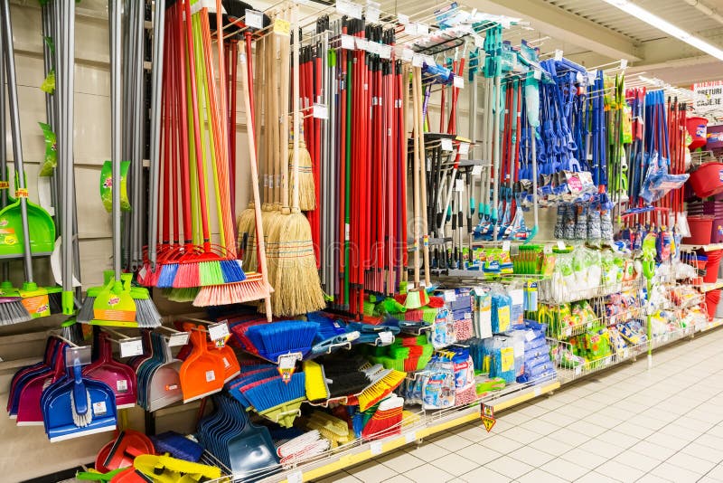 Allée Avec Articles Ménagers En Plastique Dans Une Quincaillerie. Un Grand  Magasin D'amélioration De La Maison Avec Photo stock - Image du couleur,  affaire: 243700252