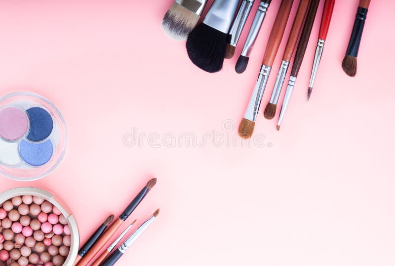 Outils de renivellement Fards à paupières, brosses Vue des accessoires cosmétiques sur le fond rose avec l'espace de copie Vue su photos libres de droits Outils de renivellement Fards à paupières, brosses Vue des accessoires cosmétiques sur le fond rose avec l'espace de copie Vue su photos libres de droits