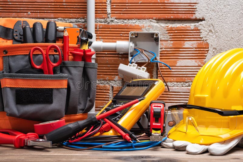 Outils Et équipements De Travail Pour électriciens. électricité Image stock  - Image du homme, électricien: 217477191