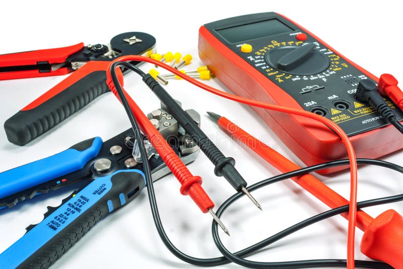 Outils et équipement pour l'ouvrage électrique sur un fond blanc images stock Outils et équipement pour l'ouvrage électrique sur un fond blanc images stock