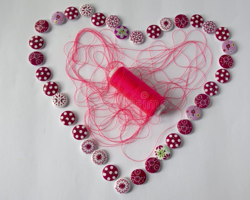 Outils pour la couture et la couture passe-temps Fil de couture multicolore Coeur des boutons photos stock Outils pour la couture et la couture passe-temps Fil de couture multicolore Coeur des boutons photos stock