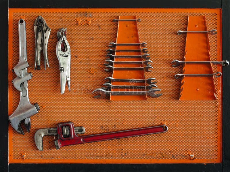 Les Outils De Garage De Variété Accroche Sur Un Mur Rebecca 36