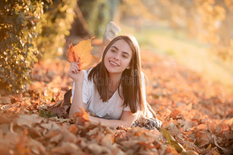 Maquiagem Da Primavera De Beleza Para a Garota Sensual. Mulheres Bonitas  Encaram De Perto. Linda Mulher Com Flores De Tulipas. Foto de Stock -  Imagem de atrativo, forma: 239545476