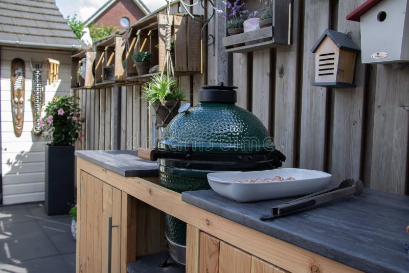 Outside kitchen with green BBQ egg and grill. Outside kitchen in the garden with green BBQ egg and grill royalty free stock images Outside kitchen with green BBQ egg and grill. Outside kitchen in the garden with green BBQ egg and grill royalty free stock images