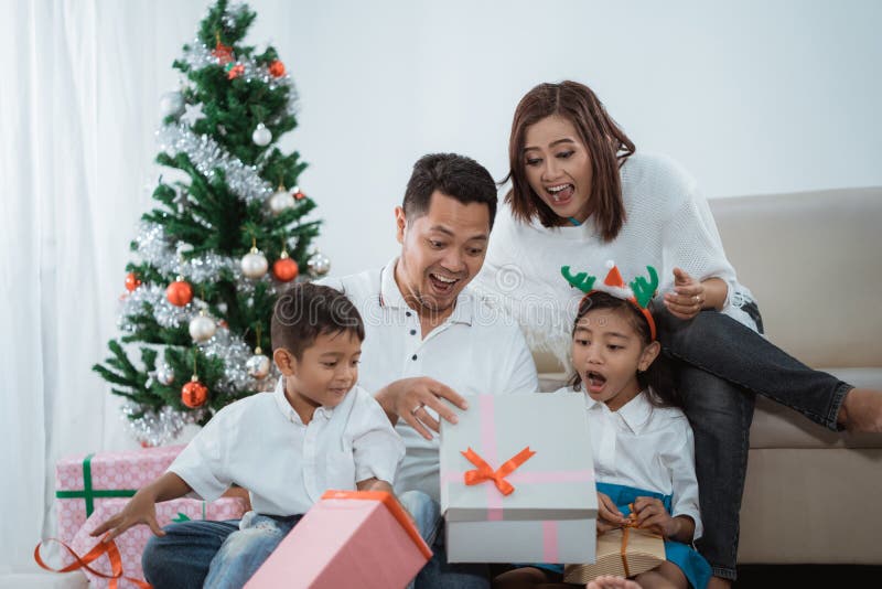 Cadeaux De Noël D'ouverture De Famille Image stock - Image du