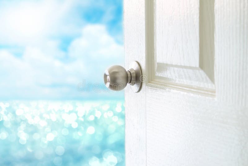 Ouvrez la porte blanche à la vue de mer pour bonjour le concept d'été photographie stock libre de droits Ouvrez la porte blanche à la vue de mer pour bonjour le concept d'été photographie stock libre de droits