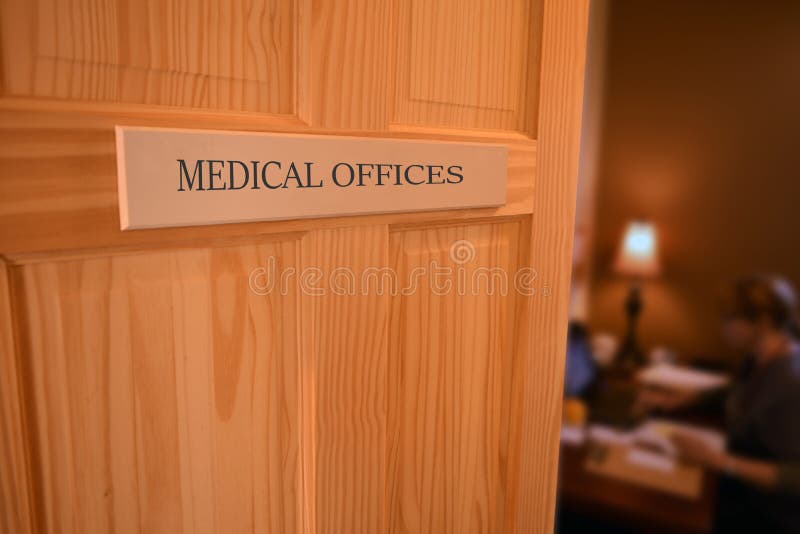 Ouvrez la porte d'hôpital à une anté salle, soins de santé et peop natals de soin photo libre de droits Ouvrez la porte d'hôpital à une anté salle, soins de santé et peop natals de soin photo libre de droits