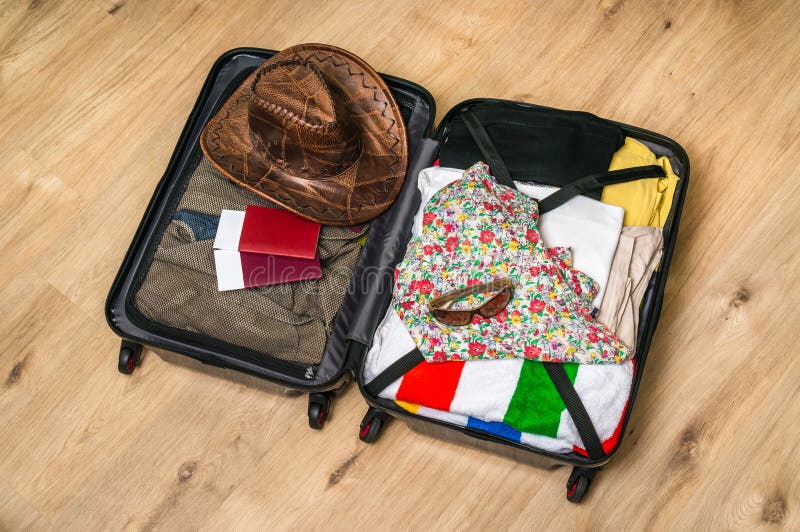Ouvrez la valise emballée pour le déplacement photo stock Ouvrez la valise emballée pour le déplacement photo stock
