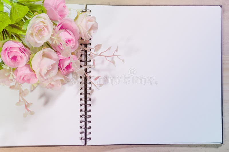 Ouvrez le carnet avec des fleurs de rose de rose sur le fond en bois images stock Ouvrez le carnet avec des fleurs de rose de rose sur le fond en bois images stock