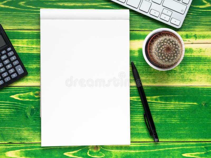 ouvrez le carnet avec le page blanc, stylo, calculatrice, clavier d'ordinateur, images stock ouvrez le carnet avec le page blanc, stylo, calculatrice, clavier d'ordinateur, images stock