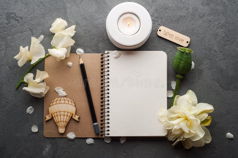 Ouvrez le journal vide avec des fleurs photo stock Ouvrez le journal vide avec des fleurs photo stock