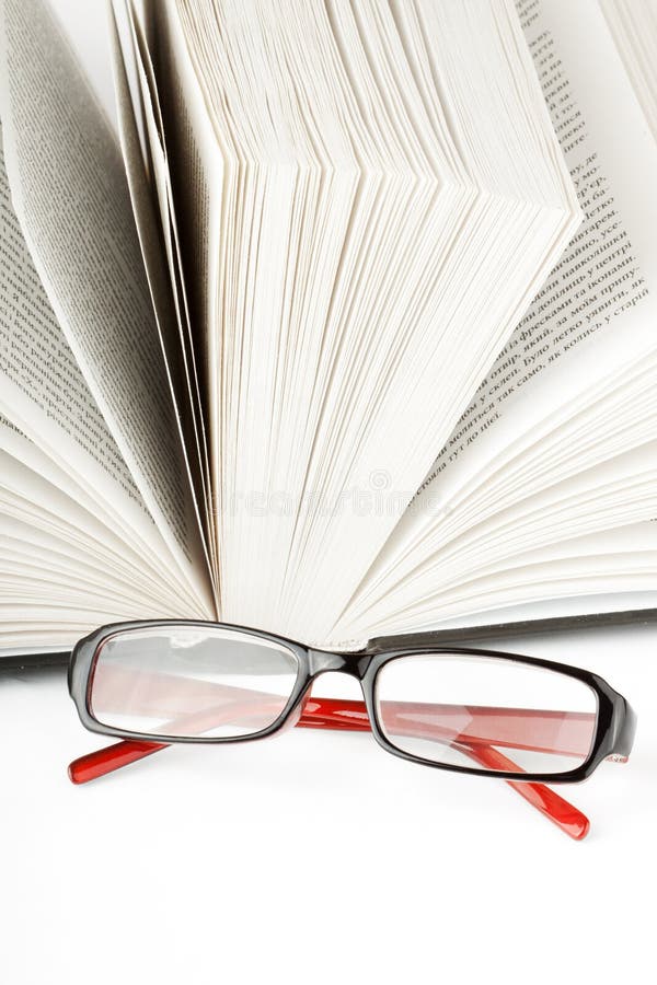 Ouvrez le livre avec le monocle photographie stock Ouvrez le livre avec le monocle photographie stock