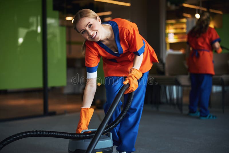 Concierge Passant L'aspirateur Sur Le Tapis En Présence De Ses