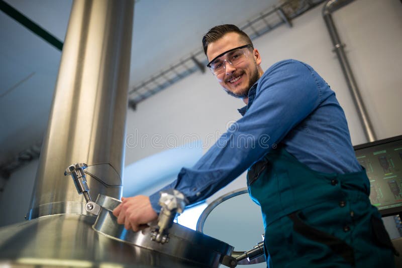 Ouvrier d'entretien travaillant à la brasserie images stock