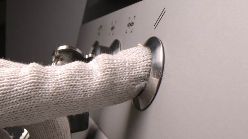 Ouvrier en gant appuie sur touche sur le panneau de commande de la machine banque de vidéos