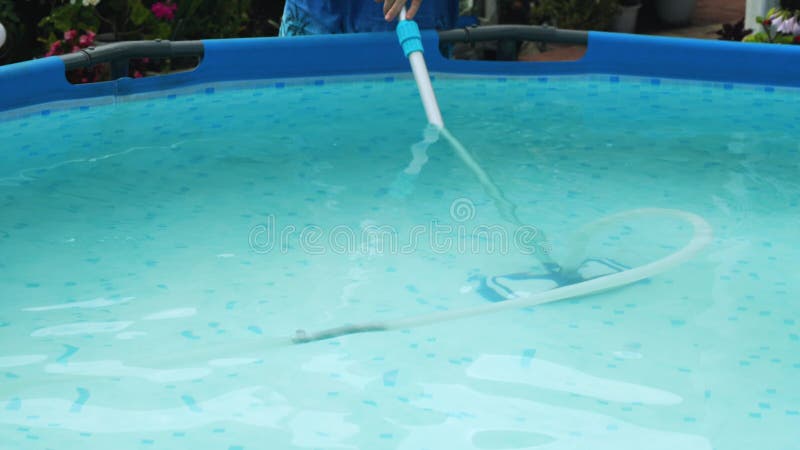 Mains D'un Travailleur Nettoyant Une Piscine Avec Une Brosse