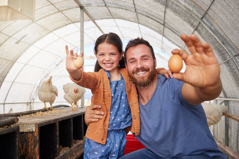 Ouă de fermă și portretul tatălui cu copil pentru producția de păsări de curte în cadrul întreprinderilor agricole și pentru durab stock images
