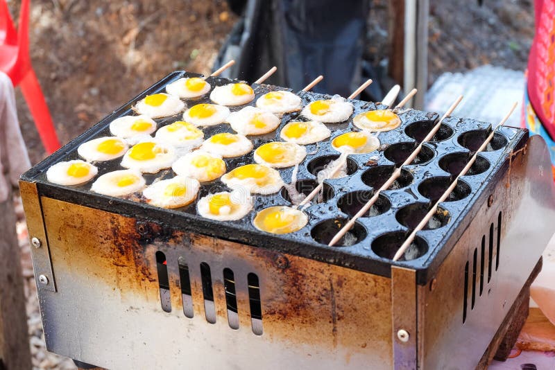 Ouă prăjite de prepeliță pe aragazul delicios de pe stradă în Thailanda stock image