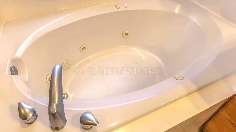 Ovale badkuip binnen van een moderne badkamers royalty-vrije stock afbeeldingen Ovale badkuip binnen van een moderne badkamers royalty-vrije stock afbeeldingen