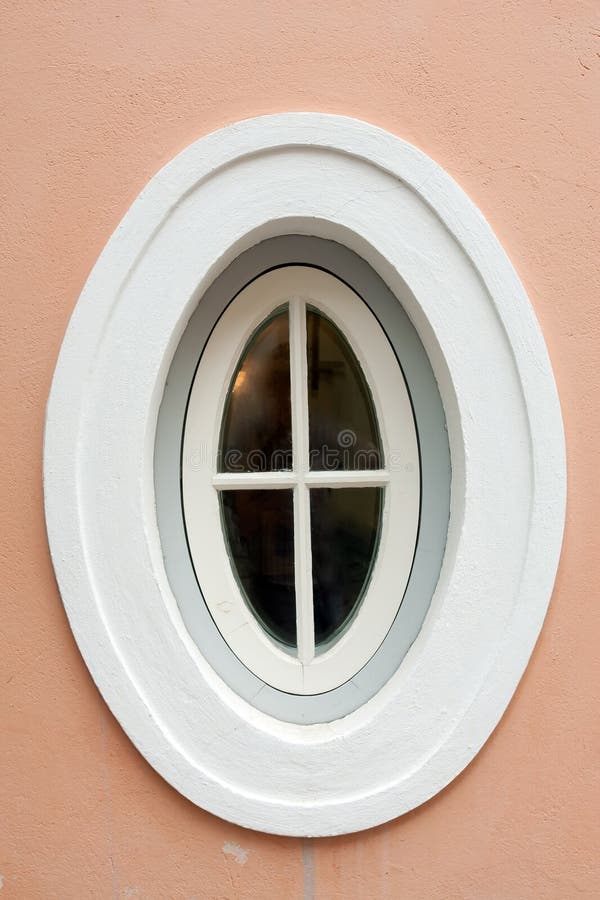 Klassisches ovales Fenster stockfoto. Bild von kunst