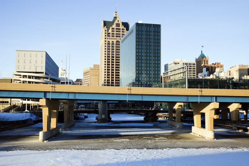 Ovanför centra fryst milwaukee flod arkivfoto