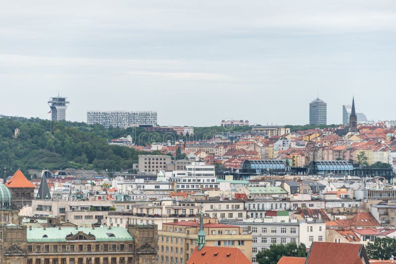 Ovanför Prags citykur på en solens dag Den moderna och gamla stadens detaljsyn royaltyfri fotografi
